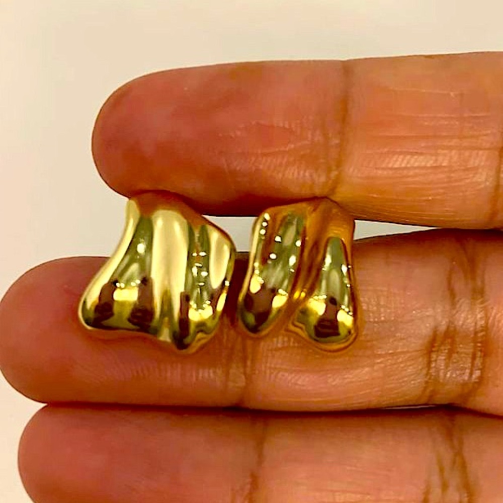 New gold plated earrings in vintage style - NWT, one size